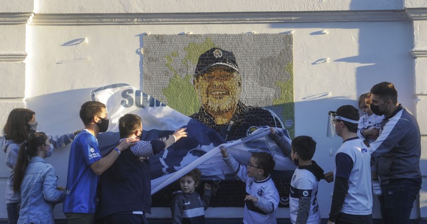 Hinchas de Gimnasia homenajearon a Maradona a dos años de su asunción como DT