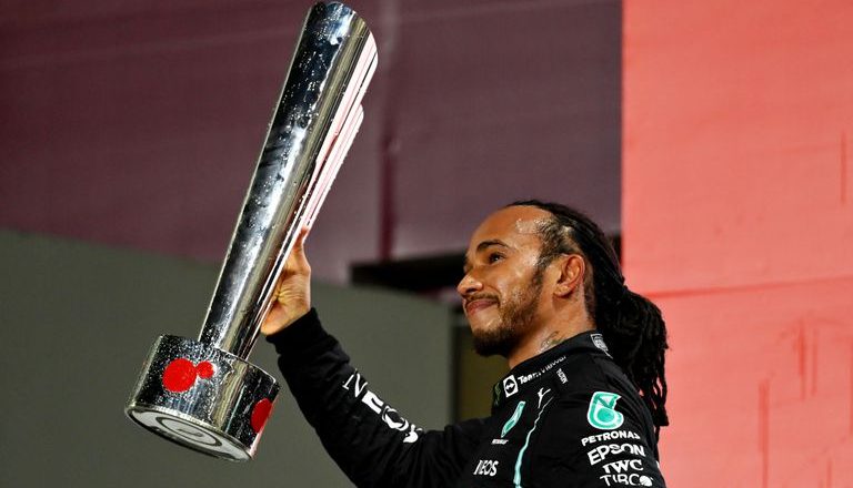 Hamilton ganó en Qatar y no abandona la lucha por el campeonato de F1