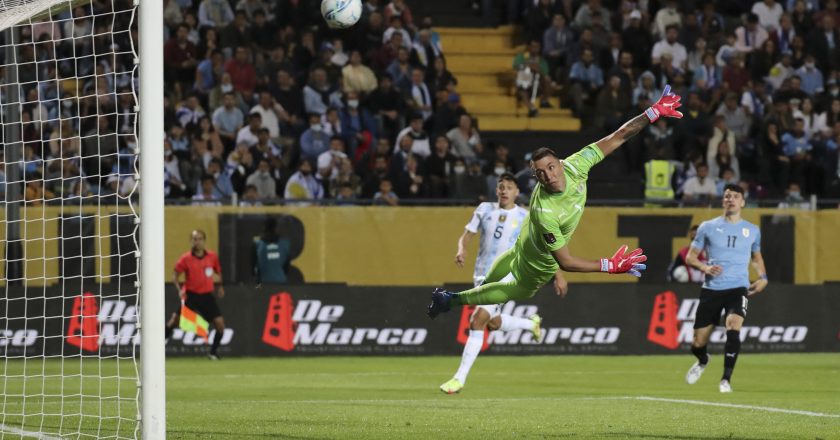 Con gol de Di María y gran actuación de «Dibu» Martínez, Argentina venció a Uruguay