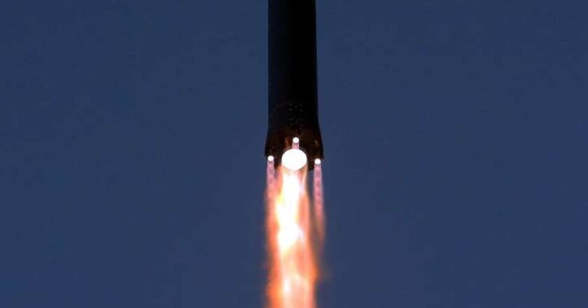 Corea del Norte anuncia una prueba de misil hipersónico supervisada por su líder