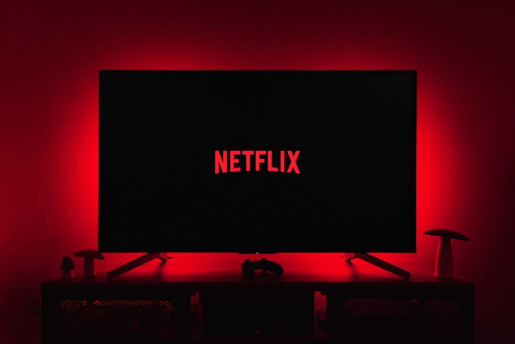 Netflix despide a 150 empleados de su planta tras la caída de suscriptores y en el mercado bursátil